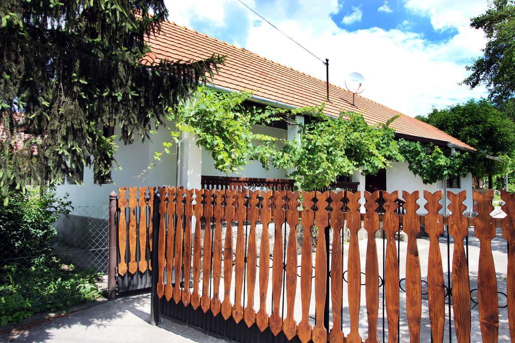 Lugas Vendégház Felsőtold Exterior foto