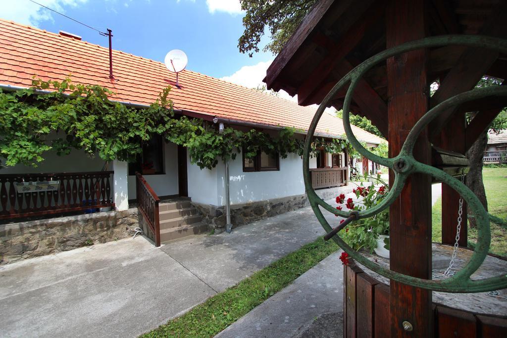 Lugas Vendégház Felsőtold Exterior foto